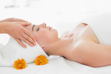 Obraz na płótnie Canvas Hands massaging womans face at beauty spa