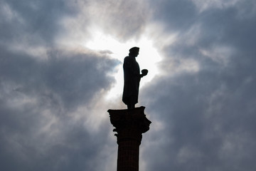 Sombra de estatua de hombre celebre en el centro de Querétaro , México