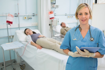 Obraz premium Nurse next to patients holding a clipboard