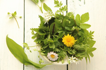Wildkräutersalat Salat Wild Kräuter essbare Blüten essbar Blüten Blätter Wildkräuter Tisch 