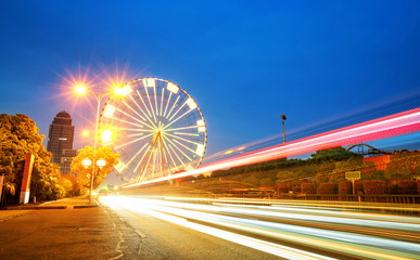 Fototapeta na wymiar Night, a rotating Ferris wheel.
