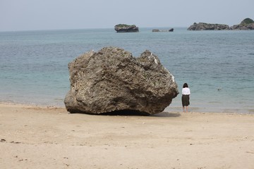 浜辺に大きな岩　２