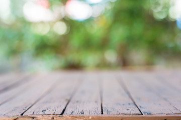 Fototapeta premium wooden table in front of abstract nature blurred background