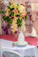  Wedding table decorated of flowers 