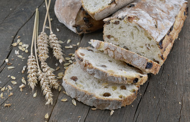 slices of bread grape and ears of corn on plank 