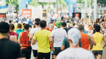 Menschenmassen bei Start Ziel Marathon