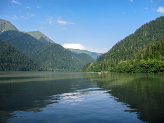  озеро Рица в горах северного Кавказа в республике Абхазия