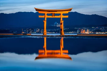 Fotobehang De rode poort (torii) van Itsukushima-schrijn in Miyajima, Japan © eyetronic
