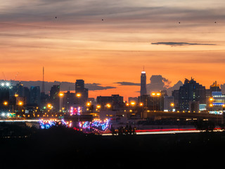 Fototapeta na wymiar Skyline in der Dämmerung mit bunten Lichtern