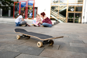 skatboard auf dem schulhof