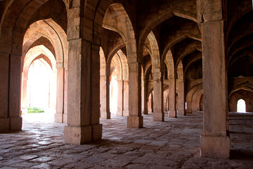 Fototapeta na wymiar Arches and Pillars of Masjid, Mandu