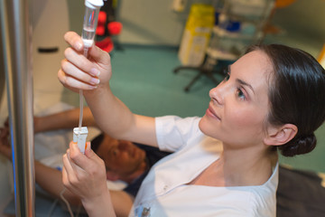 nurse with drop in iv dripe