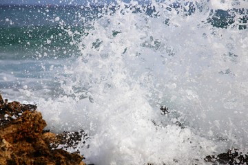 Obraz premium wave and splashes on beach of cathedrals in ribadeo