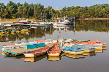 Fototapeta na wymiar Jetty on the lake of catamarans, boats and boats