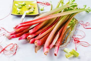 Rhabarber auf weissem Hintergrund