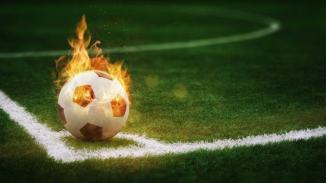 brennender klassischer Fu&szlig;ball aus Leder