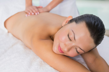 Obraz na płótnie Canvas Content brunette enjoying a back massage 