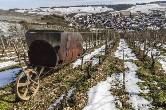 On va tailler les vignes la machine est pr&ecirc;te pour br&ucirc;ler les sarments