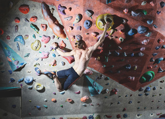 Obraz na płótnie Canvas man climber climbs indoors