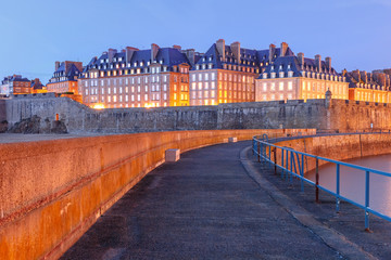 Night view of famous walled port city of Privateers Saint-Malo is known as city corsaire, Brittany, France - obrazy, fototapety, plakaty