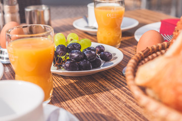  Gedeckter Frühstückstisch