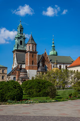 Fototapeta na wymiar Le château du Wawel et Basilique Cathédrale Saints-Stanislas-et-venceslas de Cracovie