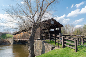 Fototapeta na wymiar Perrine's Bridge is the second oldest covered bridge in the State of New York. This Burr Arch Truss Bridge crosses the Wallkill River in the Town of Esopus-Rosendale near Rifton, NY. 
