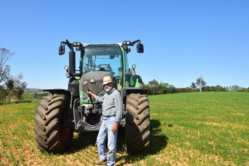 Obraz premium couple of farmers looking at a field