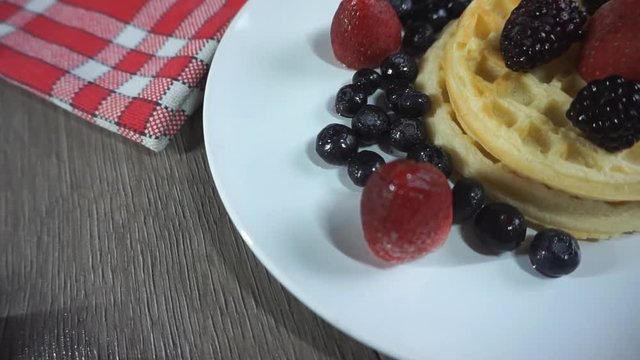 petit dejeuner gaufres et fruits