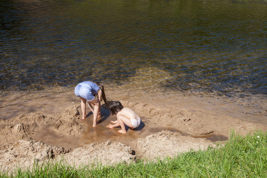 Deux fillettes au bord de l'eau