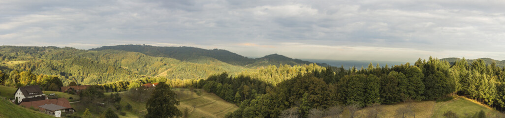 Panorama mit blick auf einen Bauernhof in Ottenhöfen