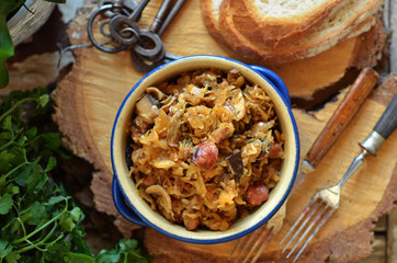 Bigos in blue bowl on wooden background