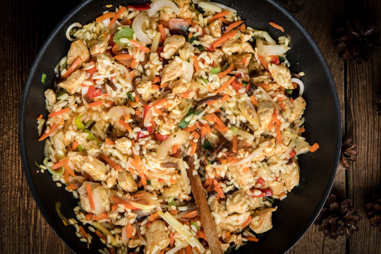 Fried rice with chicken served in a wok.