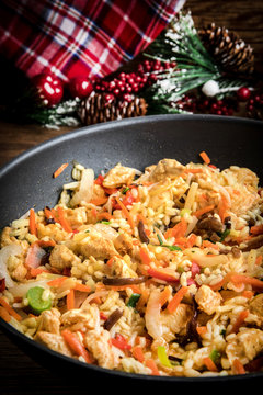 Fried rice with chicken served in a wok.