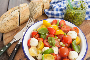 Bunter Tomatensalat mit Mozzarella