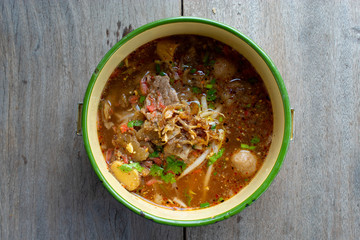 Spicy noodle soup with meat, put the Pinto.