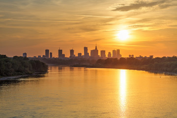 Fototapeta premium Wieczorna panorama Warszawy panoramę nad Wisłą o zachodzie słońca, Polska