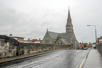 Obraz premium Dublin, Ireland, 28 October 2012: Church and Stone Bridge