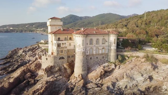 Castello del Boccale in Toscana in riva al mare. Vista aerea con Drone.
