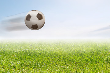 Fußball fliegt über den Rasen