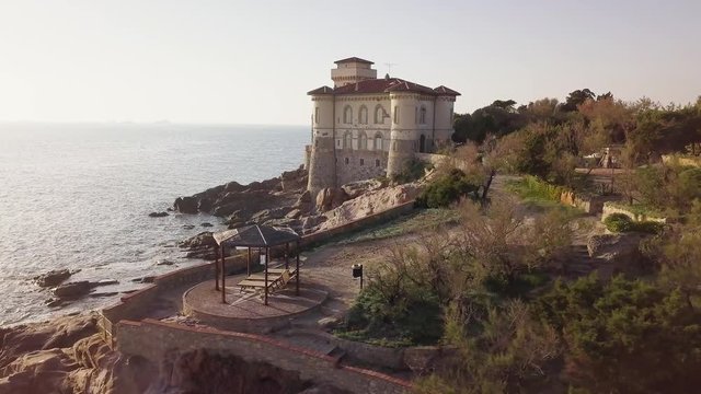 Castello del Boccale in Toscana in riva al mare. Vista aerea con Drone.