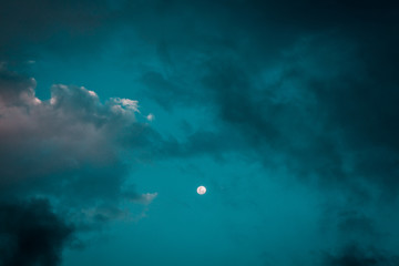 Fototapeta na wymiar Luna en nubes.