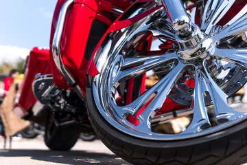 Foto op Plexiglas Motorfiets Motorfiets close-up. Detail van een mooie krachtige chromen motorfiets wielen. Het concept van vrijheid en reizen. aangepaste werken. Metallic glanzende nieuwe verbrandingsmotor