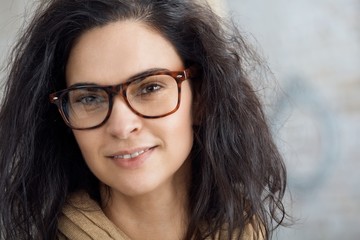 Obraz premium Closeup portrait of attractive woman in glasses