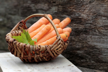 snack, karotten im kleinen körbchen 