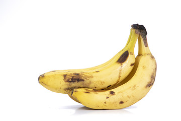 racimo de plátanos maduros con fondo blanco