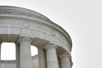 Partie du haut de la colonnade du Mémorial américain de la butte de Montsec