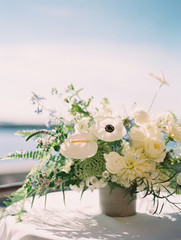 Flowers arranged in a vase on the table 