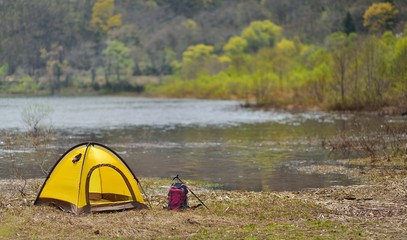 キャンプ・新緑の湖畔 