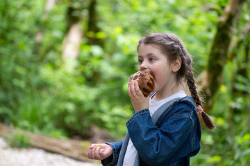 Fototapeta premium girl with a big cupcake